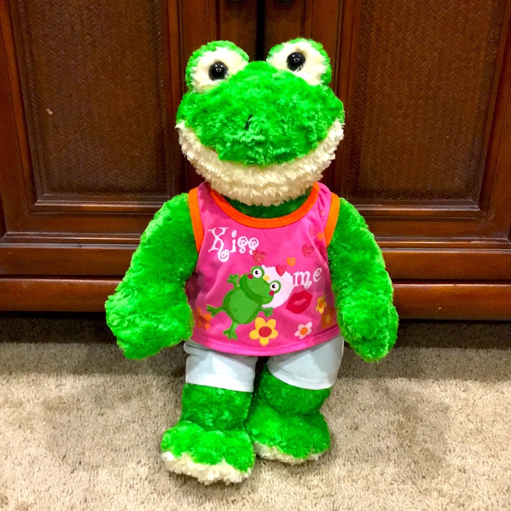 ❣️ BUILD-A-BEAR ❣️ COLLECTION RARE HARD TO FIND FROG + KISS ME OUTFIT ( NWOT ) .